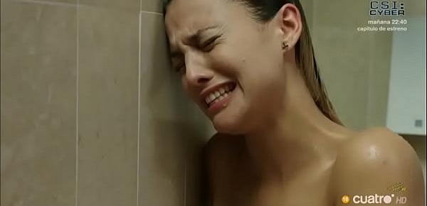  Elisa Mouliaa duchandose desnuda - famosateca.es